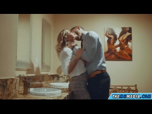 ❤️ 公衆トイレで巨乳金髪美女に誘惑されたら ❤️❌ ハードポルノ ❌️❤